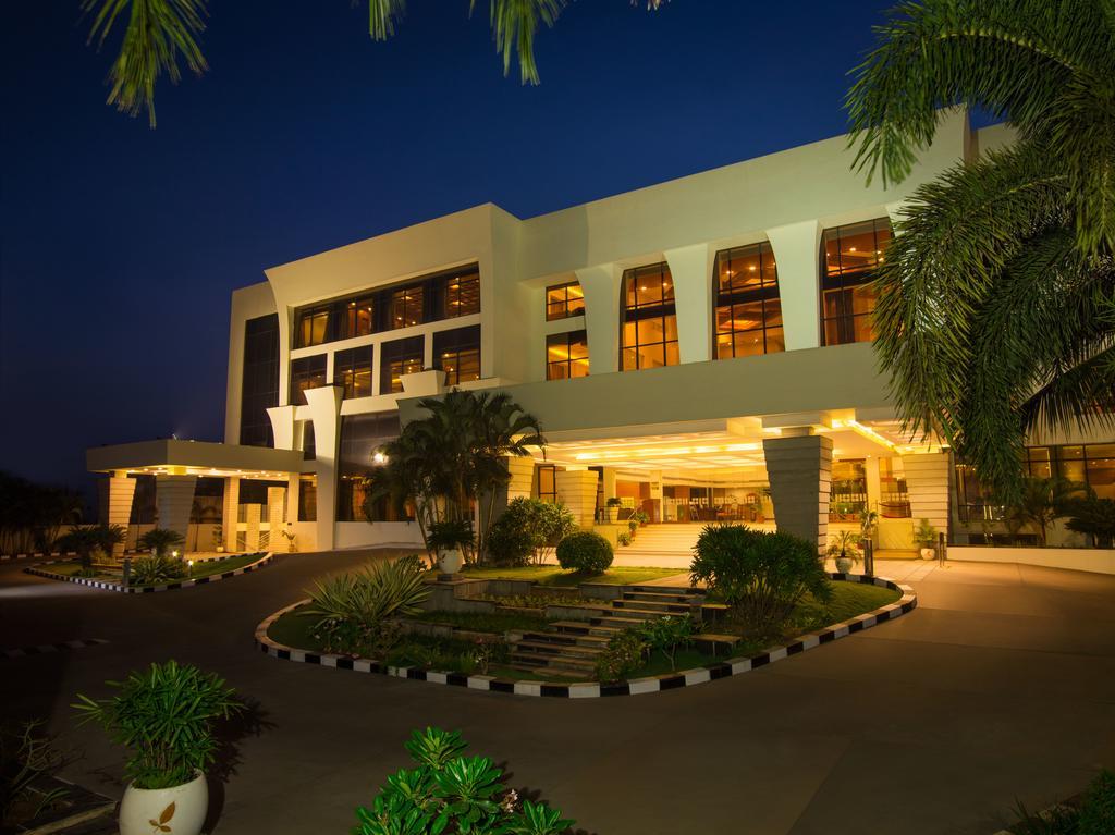 The Sunway Manor Hotel Пондичери Екстериор снимка