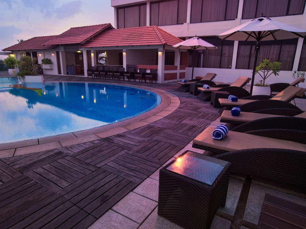 The Sunway Manor Hotel Пондичери Екстериор снимка