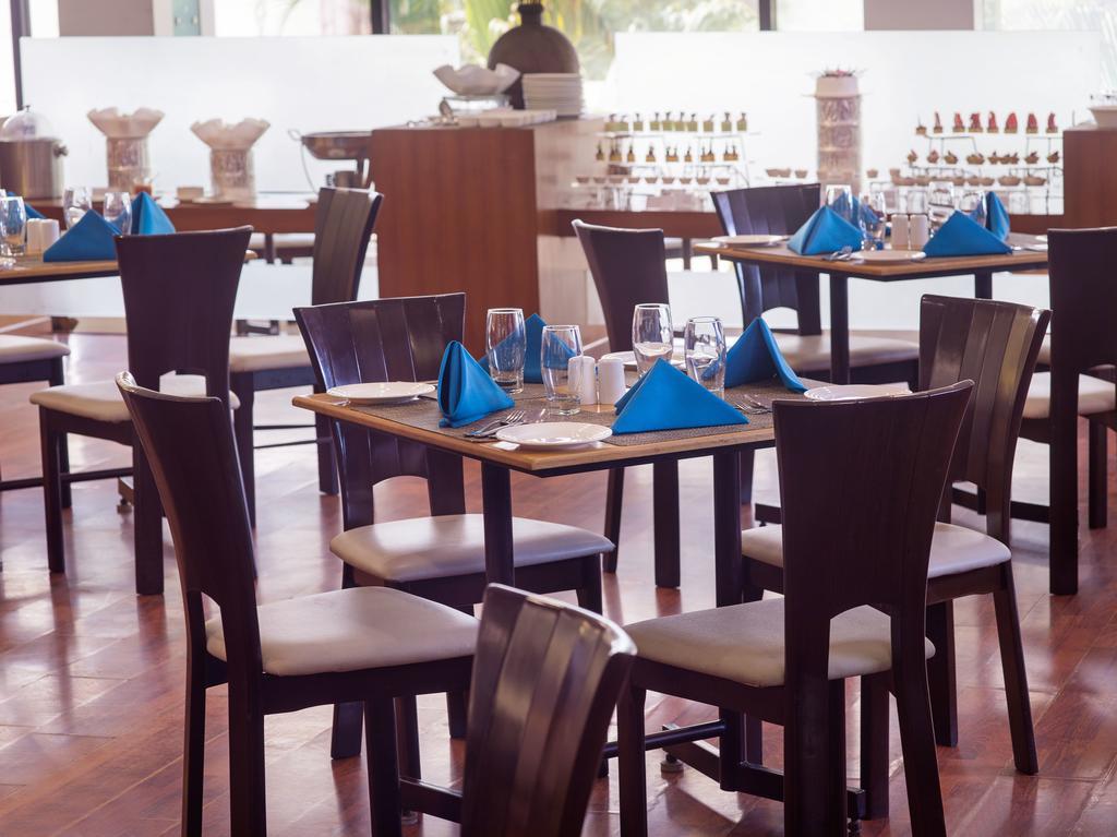 The Sunway Manor Hotel Пондичери Екстериор снимка