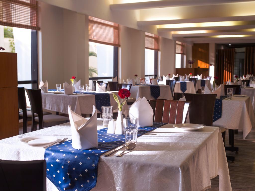 The Sunway Manor Hotel Пондичери Екстериор снимка