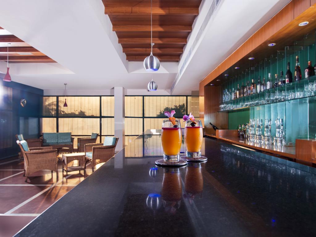 The Sunway Manor Hotel Пондичери Екстериор снимка