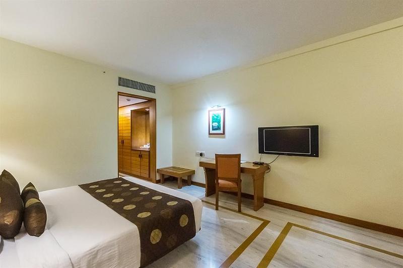 The Sunway Manor Hotel Пондичери Екстериор снимка