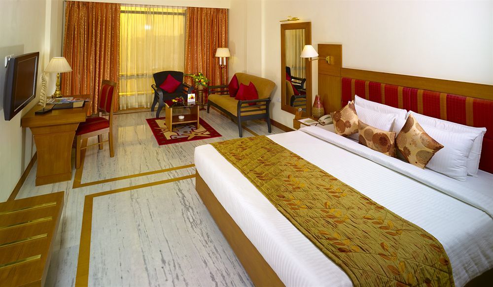 The Sunway Manor Hotel Пондичери Екстериор снимка