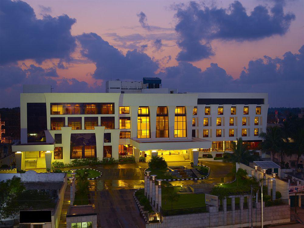 The Sunway Manor Hotel Пондичери Екстериор снимка
